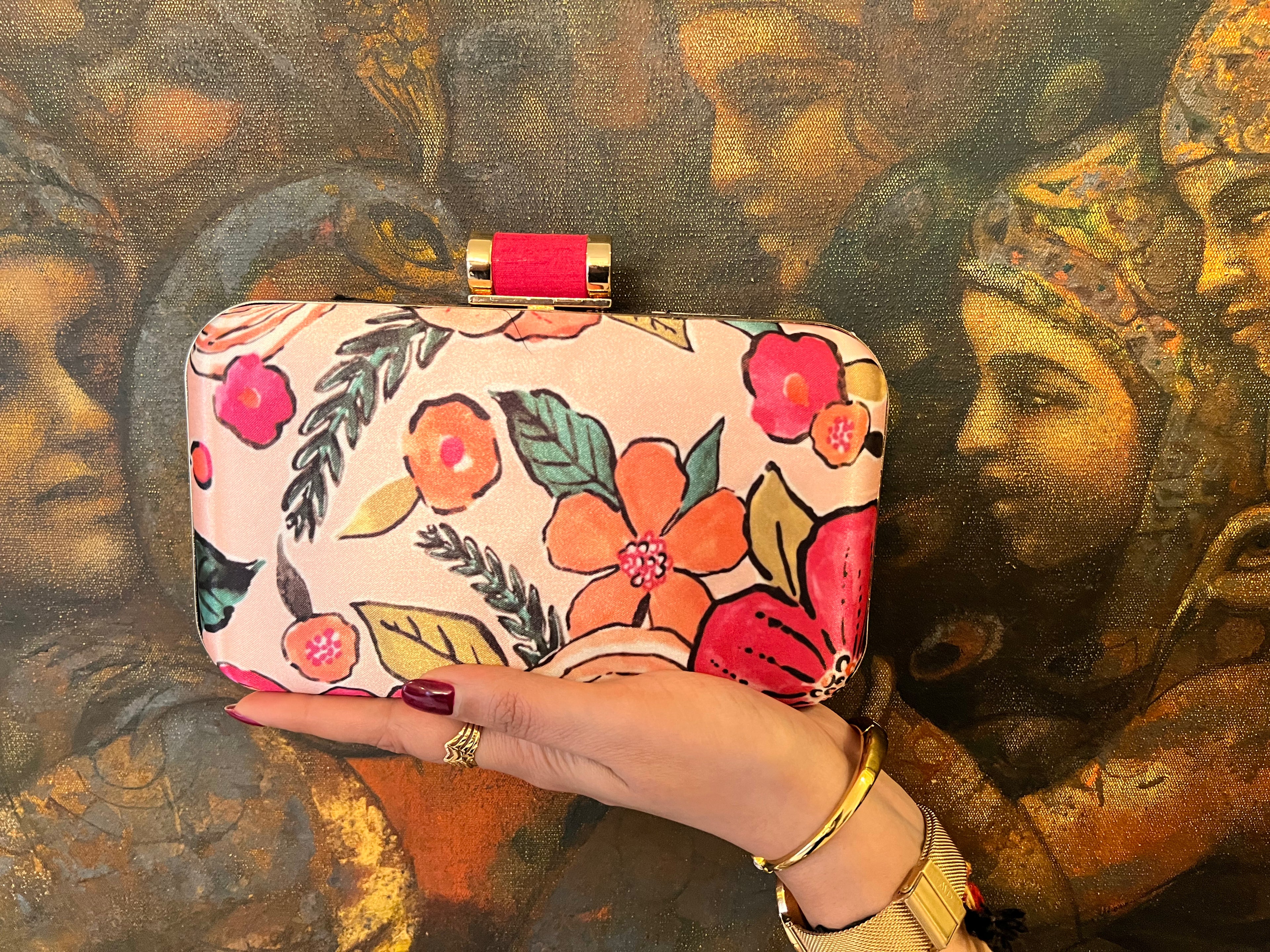 The Isla Icon Clutch