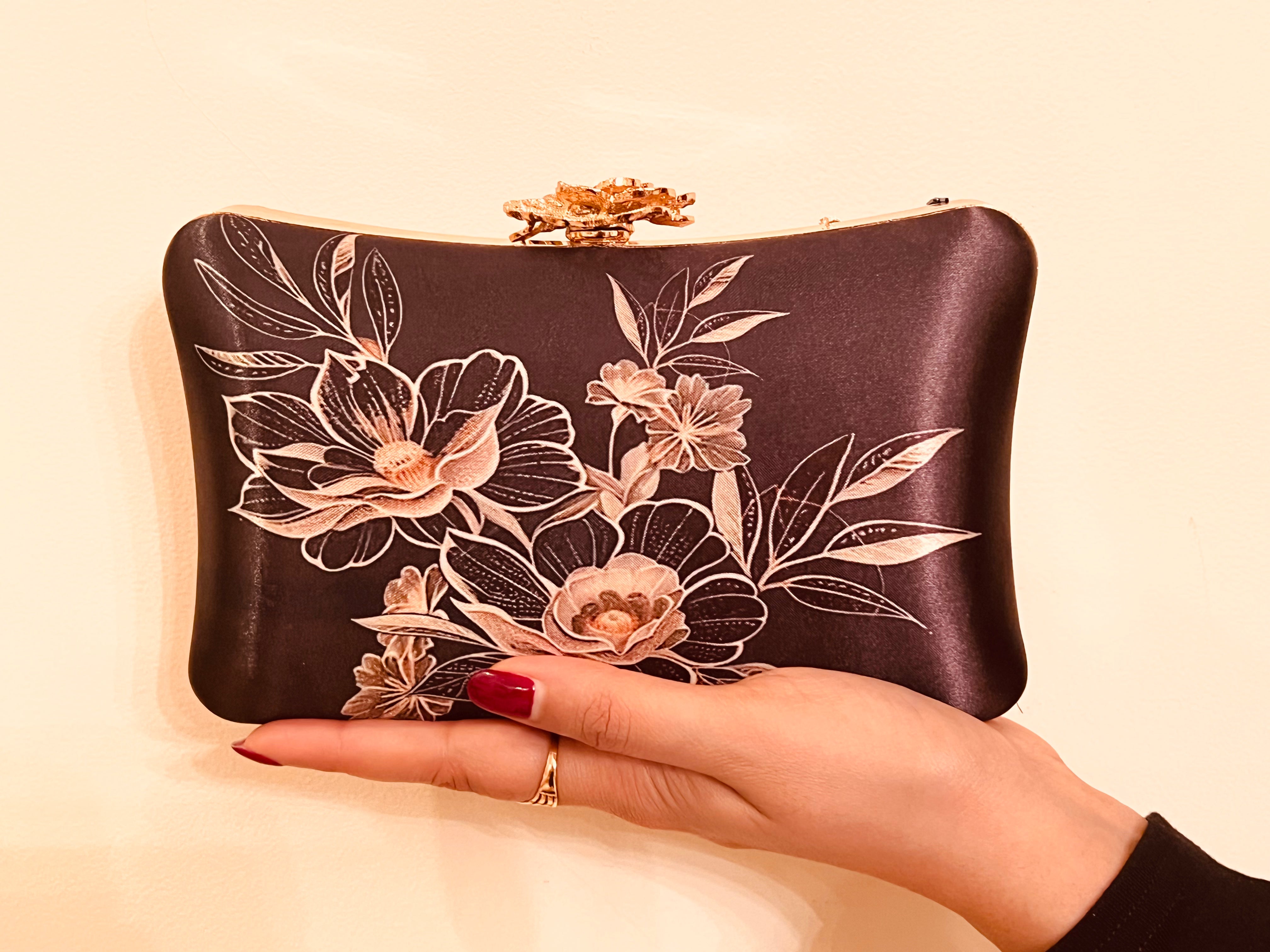 The Lyra Iconic Clutch