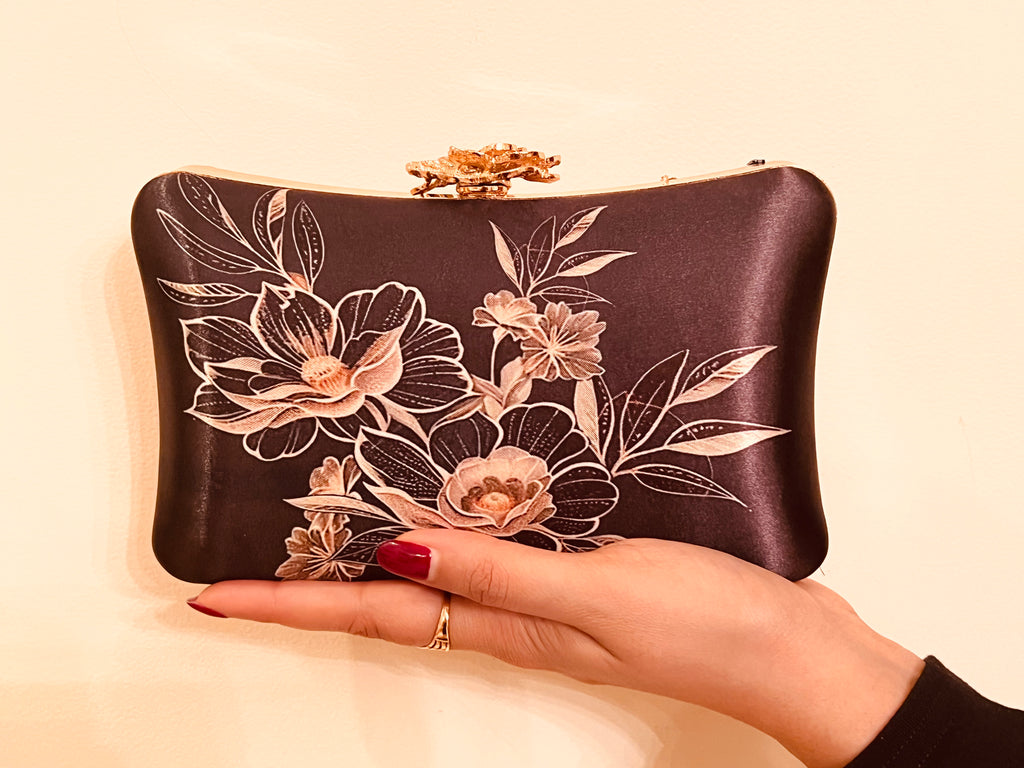 The Lyra Iconic Clutch