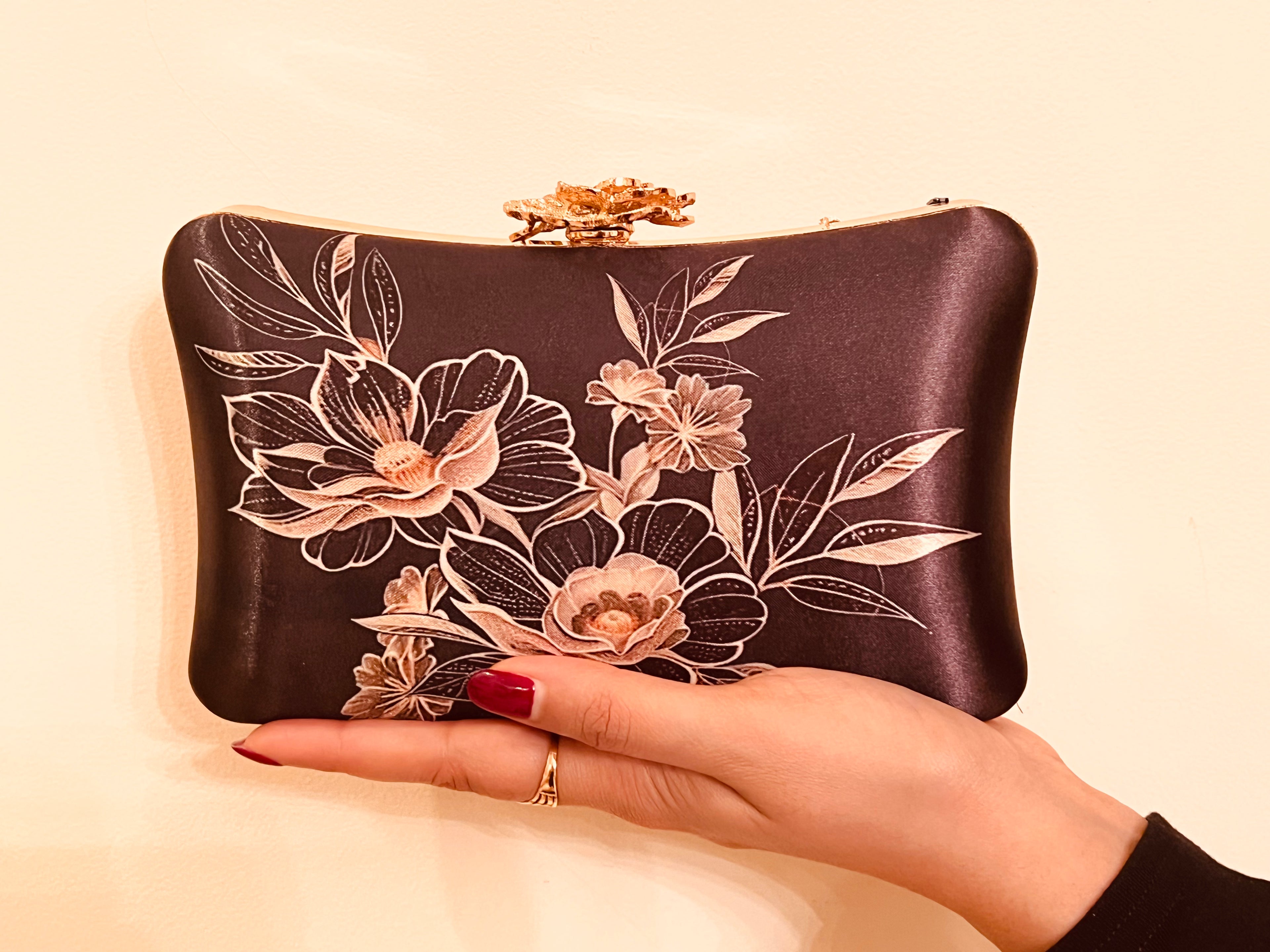 The Lyra Iconic Clutch
