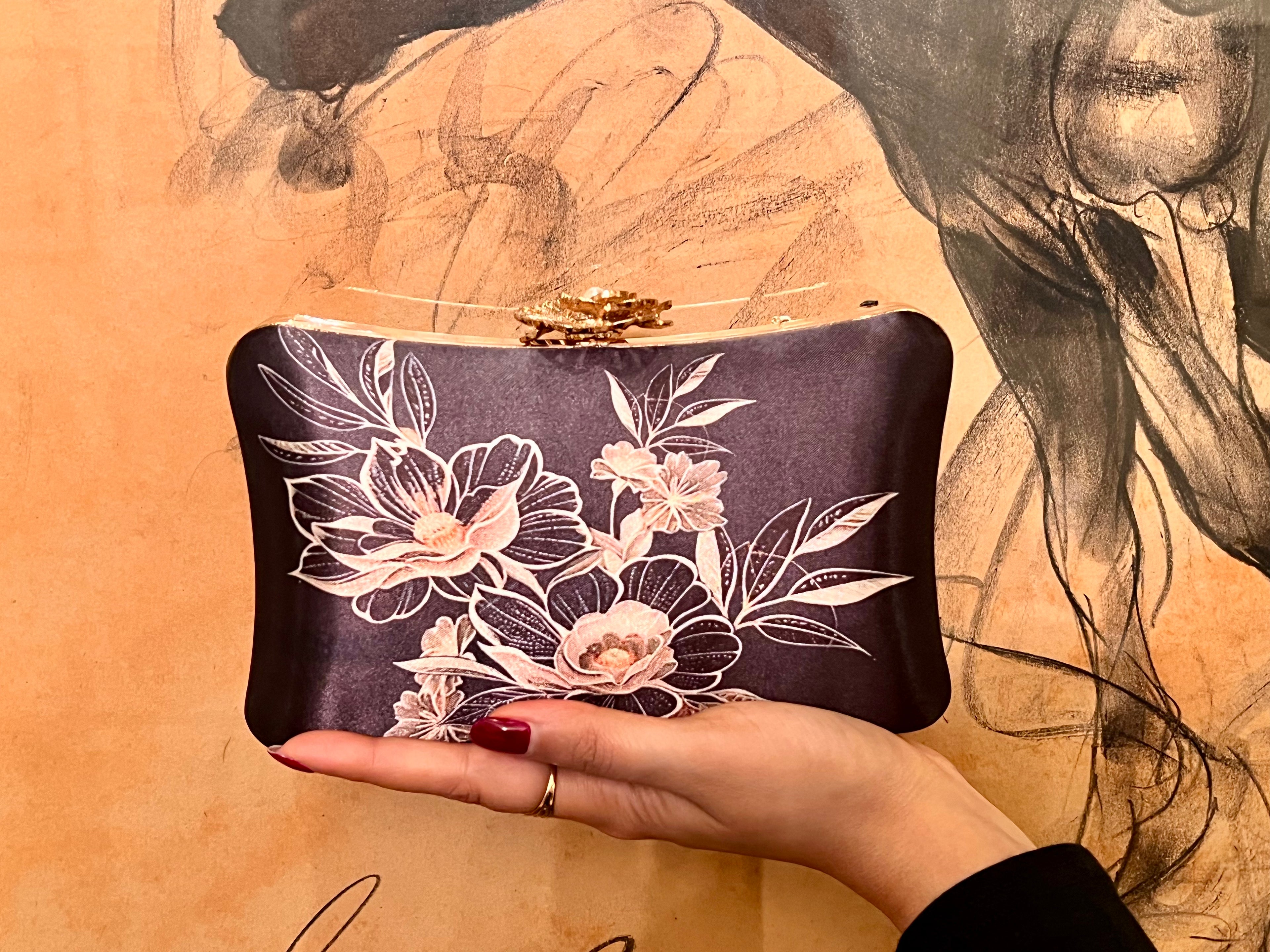 The Lyra Iconic Clutch